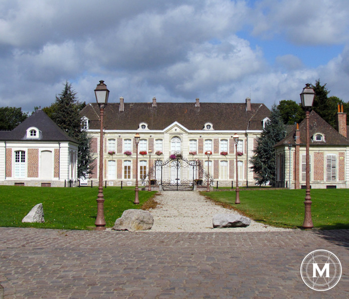 façade du Chateau de Bernicourt, avec sa pelouse verte. 
