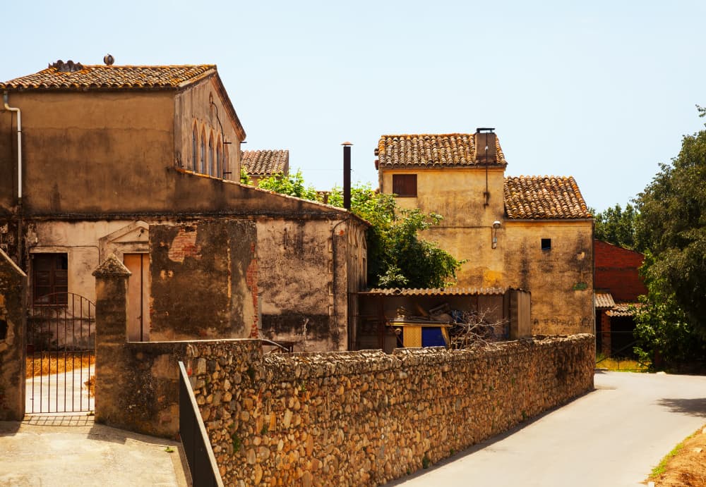 groupe de maisons anciennes style catalanne au bord d'une ruelle